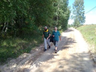 Z tyłu, nie przeszkadzając innym, idą Marek i Jacek ('Zimny drań')